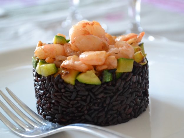 Riseria Re Carlo - Riso Venere, gamberetti e zucchine - Foto ricetta impiattata