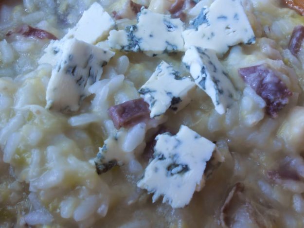 Riseria Re Carlo - Riso con crema di verza, salame e gorgonzola - Foto particolare (close-up) ricetta impiattata