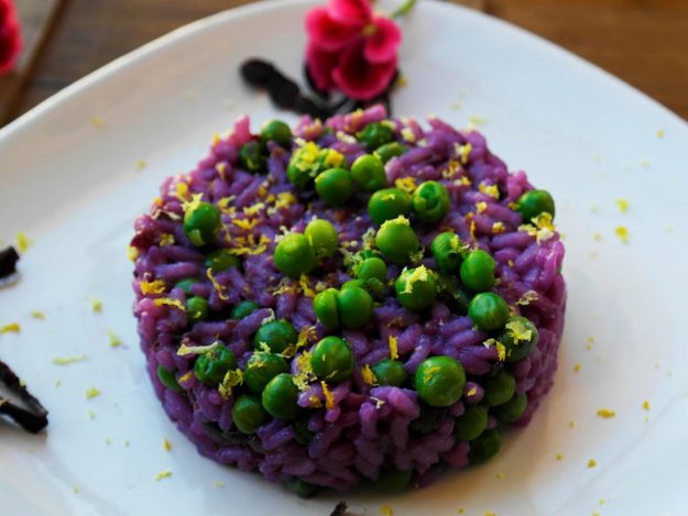 Riseria Re Carlo - Risotto con Carote Nere e profumo di Limone - Foto particolare (close-up) ricetta impiattata