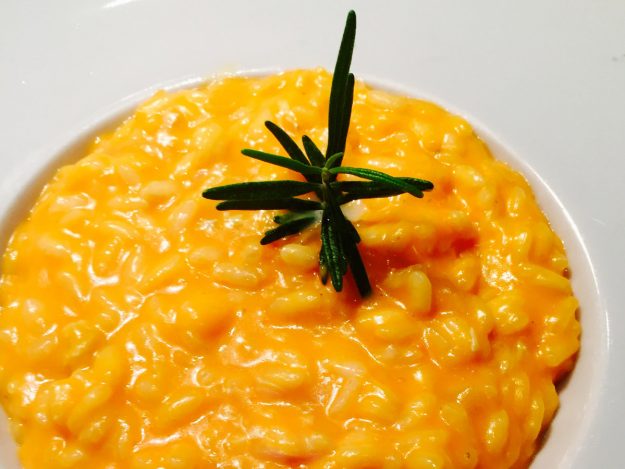 Riseria Re Carlo - Risotto alla crema di carote, rosmarino e robiola - Foto particolare (close-up) ricetta impiattata